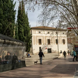 Su fachada esgrafiada se abre al paseo de Fabra i Puig y destaca entre el conjunto de edificaciones que forman un rincón auténtico y con historia. Can Basté, protegida como bien de interés cultural local en Barcelona, es actualmente un equipamiento municipal que incluye el centro cívico del barrio del Turó de la Peira, y al mismo vestigio del pasado rural de Nou Barris, una de las pocas masías que han sobrevivido en la zona. La centenaria masía ya formaba parte en el siglo XVII de la antigua aldea de Santa Eulalia de Vilapicina.