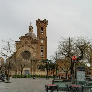 La antigua capilla dels Segadors, ubicada en el barrio de Sant Andreu de Barcelona, corre un serio riesgo debido a la degradación de la estructura. A pesar de tratarse de uno de los iconos más importantes del nacionalismo catalán y ser una edificación emblemática de la historia de Catalunya, ni está ni se espera a corto plazo su rehabilitación. La capilla 'dels Segadors', el icono nacionalista de Sant Andreu