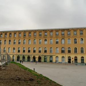 El Taller de Músics, ubicado en Sant Andreu, Barcelona, ha sido un pilar fundamental en la historia de la música moderna y popular en Cataluña. Fundado en 1979, el Taller se ha convertido en un referente en la educación musical moderna en España. Su sede en Sant Andreu no solo es un espacio de aprendizaje, sino también un lugar de inspiración y encuentro para músicos emergentes y consolidados. Desde su creación, el Taller ha sido un motor de innovación, comprometido con la promoción de la música como herramienta cultural y social, y con una metodología pedagógica basada en la práctica, el trabajo en grupo y la experiencia sobre los escenarios. Taller de musics en Sant Andreu
