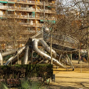 El portalón situado en la calle Gran de la Sagrera, que hasta la década de los setenta daba acceso a una antigua fábrica de camiones, hoy abre de par en par la entrada a uno de los espacios verdes más emblemáticos del distrito de Sant Andreu, tanto por su historia como por sus características y el gran número de equipamientos que reúne. Y también porque todo el parque dispone de un recorrido accesible. El parque de La Pegaso es un espacio lleno de vegetación exuberante, con unas zonas abiertas y otras pobladas de árboles, recogidas y sombrías.