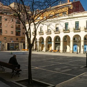 Urbanizada alrededor de 1876, la plaza de Masadas recibe el nombre de quien fue propietario de los terrenos de los alrededores, el abogado, diputado provincial y senador en las Cortes Pacià Masadas i Teixidó. Cedió los terrenos al Ayuntamiento y fue su sobrino, Josep Enric Coll i Masadas, quien coordinó, con el Ayuntamiento, la urbanización del espacio. Edificada a finales del siglo XIX, la plaza de Masadas, en el corazón de la Sagrera