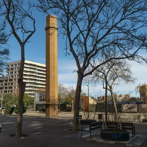 El Pilar de Agua de Sant Andreu es una estructura hidráulica ubicada en el sector sur de la rambla de Sant Andreu, hoy conocida como paseo de Fabra i Puig. Esta torre cuadrada de cuatro niveles, con un acabado de ladrillo visto, fue construida a finales del siglo XIX y servía para abastecer y dar presión a la red de agua potable de la zona. El pilar es un testimonio de la influencia de la industria inglesa en la arquitectura de la época y ha sido un elemento clave en el suministro de agua potable durante décadas. A día de hoy, se ha convertido en un atractivo turístico y un símbolo de la historia de Barcelona. El Pilar de Agua de Sant Andreu es una estructura hidráulica ubicada en el sector sur de la rambla de Sant Andreu