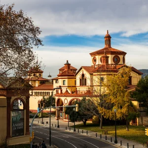 El teatro tiene dos sedes: una en Montjuïc, que comprende la Sala Fabià Puigserver de gran formato (hasta 720 espectadores) y el Espai Lliure de pequeño formato (hasta 172 espectadores), y otra en Gràcia, con una sala de formato medio (hasta 250 espectadores).
El Teatre Lliure forma parte de la red de teatros públicos europeos <a href="https://mitos21.com/#1" target="_blank">mitos21</a> Fundado cooperativamente en 1976 por un colectivo de artistas impulsado por Fabià Puigserver, el Teatre Lliure de Barcelona es uno de los centros de creación y exhibición escénica más importantes del Estado español