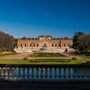 Residencia oficial de los reyes de España durante sus visitas a Barcelona. El Palacete Albéniz es la residencia oficial de los reyes de España durante sus visitas a Barcelona. Palacete Albéniz. Fue construido en 1928 y es de inspiración neoclásica.