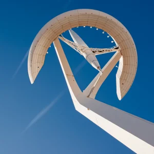 La Torre Telefónica fue diseñada por Santiago Calatrava y se construyó entre 1989 y 1992 para Telefónica. La torre se encargó de realizar la cobertura televisiva de los Juegos Olímpicos de verano de 1992 en Barcelona. imagen de la Torre de la Telefónica, tomada desde su base.
