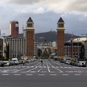Estas dos torres de planta cuadrada y 44 metros de altura se concibieron como la puerta de entrada a la Exposición Internacional de Barcelona y están inspiradas en el campanario de la catedral de San Marcos de Venecia (de ahí viene su nombre). Fieles a los principios arquitectónicos del momento, se construyeron con piedra artificial y obra vista, materiales poco nobles pero coherentes con la voluntad de ser derribados una vez terminada la Exposición. Las Torres Venecianas han sido testigos de numerosos eventos culturales y festividades, consolidándose como un símbolo de la historia de Barcelona.