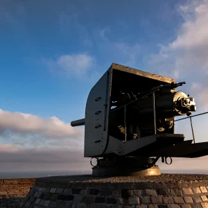 El Castillo de Montjuïc en Barcelona conserva una importante colección de baterías de artillería, destacando los cuatro cañones Vickers 152,4/50 modelo 1923 instalados en 1938 para defensa y salvas de honor. Durante la Guerra Civil, el castillo funcionó como punto defensivo, entre otros cometidos.