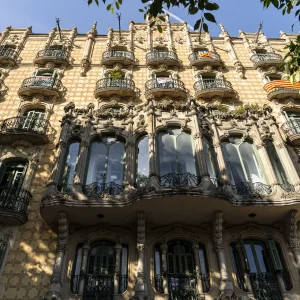 El complejo está formado por tres edificios independientes con una única fachada modernista como nexo de unión entre ellos. La construcción corrió a cargo del arquitecto Jaume Torres, que en 1906 recibió el encargo del empresario naviero Ricardo Ramos de construir un edificio de viviendas de cinco plantas. En aquella época, todos los terrenos de la zona eran huertos y campos de cultivo, por lo que fue ya, desde su origen, un lugar especial, puesto que fue la primera edificación burguesa del barrio. Tres edificios modernistas, independientes entre sí, que comparten una única fachada espectacular plagada de detalles naturalistas.