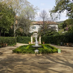 Cuando cruzamos la puerta de los jardines de la Tamarita entramos en una Barcelona que nos transporta a los tiempos en los que la burguesía edificaba sus mansiones rodeadas de jardín en la parte alta de la ciudad. Los jardines de la Tamarita son un vivo ejemplo de jardín privado asimilado como espacio y patrimonio público.