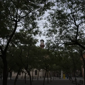 La plaza de Valentí Almirall se encuentra en el barrio del Clot de Barcelona. Es conocida por albergar un antiguo refugio antiaéreo de la Guerra Civil construido en forma de laberinto a 5 metros de profundidad, con una longitud de más de 400 metros. Durante remodelaciones recientes, se redescubrió y se habilitó un acceso. La sede del distrito se encuentra en la Plaça de Valentí Almirall