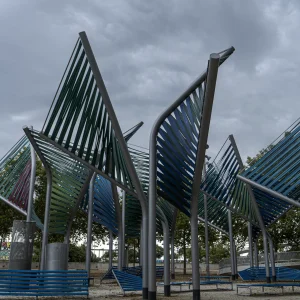 El parque del Fòrum no es estrictamente una zona verde o un parque urbano tal como se conocen habitualmente, sino una gran área que agrupa una serie de espacios e instalaciones donde hoy en día se celebran toda clase de actos y acontecimientos. Dentro del parque también se encuentra el Edificio Fòrum, que acoge el Museo Blau y el CCIB-Centro de Convenciones Internacional de Barcelona