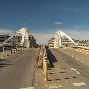Ubicado al norte de Barcelona, el consejo de la ciudad deseaba algo más que un simple puente. Querían un ícono que trajera un nuevo aire a los dos distritos menos conocidos y visitados de la ciudad, y que reflejara su nueva iniciativa de revitalización. El puente conecta dos avenidas que corren paralelas a una vía de tren subterránea. El puente Bac de Roda de Santiago Calatrava marca su primera incursión en el siseño de puentes.