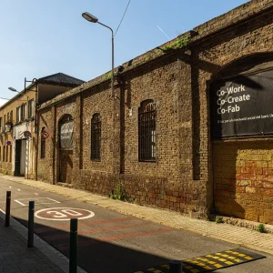 Calle Del barrio del Clot donde aún se conservan edificaciones reflejo de lo que era ese barrio en los años 50, pequeños talleres de artesanos y pequeña industria. Calle con historia del barrio del Clot dentro del Distrito de San Martí.