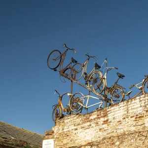 Este espacio público, en la encrucijada de la calle Verneda con Sant Joan de Malta y coronado por una curiosa escultura, recuerda el lugar donde Biciclot tuvo su sede durante 30 años Una plaza llamada bicicleta
