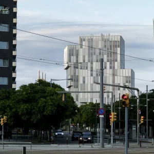 En septiembre de 2016 se inauguró el campus de la EEBE, el proyecto corrió a cargo del despacho Batlle i Roig Arquitectura (Enric Batlle y Joan Roig). Actualmente cuenta con tres edificios, el A, C e I, el A es el bloque más grande, destinado a docencia y administración, el C e I, están enfocados principalmente a la investigación y laboratorios avanzados. Vista desde la plaza de Llevant del edificio de la EEBE