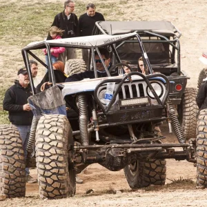 Este modelo de JEEP Wrangler con suspensiones y ruedas adaptadas para afrontar las pistas de Les Comes. Todoterreno JEEP adaptado