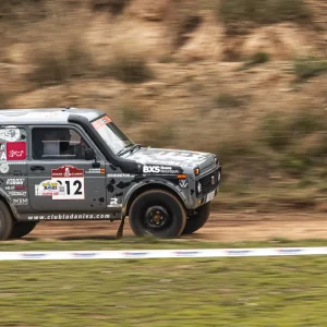 Recorriendo una de las pistas de Les Comes Lada Niva