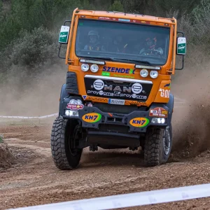 camión MAN 6×6 del equipo KH-7 ECOVERGY Team modificado por EVARM y cuenta con un motor turbodiésel de 6 cilindros, 800 CV y 12.000 centímetros cúbicos Camión MAN 6x6 del equipo KH7