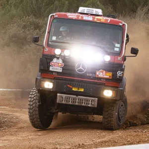 En la edición del Dakar 2022 el equipo PROmotor-Les Comes participaron con este camión. Camión Mercedes-Benz 1844 AK 4x4 con motor V8
