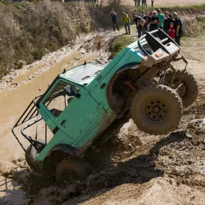 Este Suzuki Samurai, subiendo un tramo que lo hace saltar. Suzuki Samurai del 95