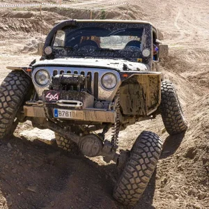 En el recorrido de una de las pistas de Les Comes, los vehículos tienen que afrontar terreno complicado. Variante del JEEP Wrangler 2.5