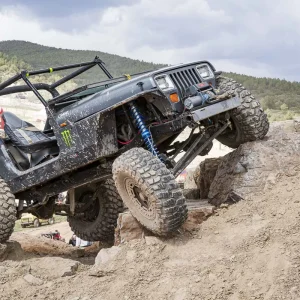 Jeep Wrangler 2.5 YJ 4x4 con motor de gasolina y 1.500 Kgr de peso. Ascenso de un JEEP