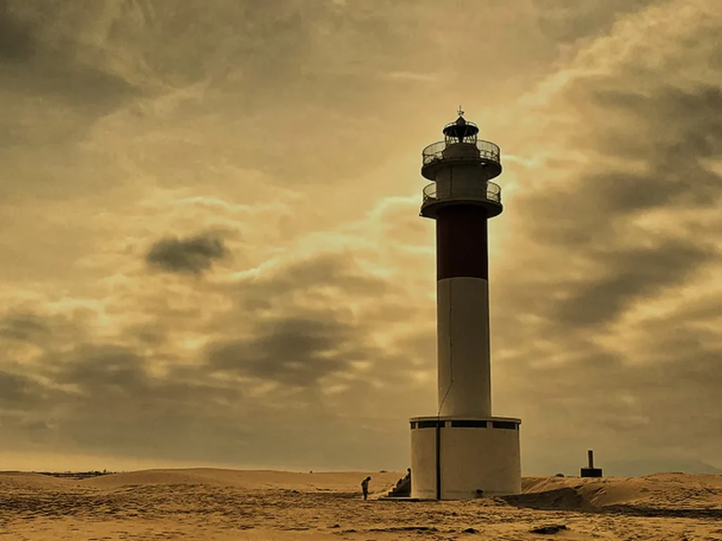 La presencia de una persona en la base del faro, nos da una perspectiva del tamaño del Faro. Faro del Fangar