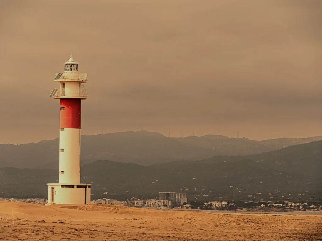 Perfecta visión del Faro del Fangar; su base, torre, balcón, vidriera, linterna y cúpula. En medio de la punta del Fangar. Vista exterior del Faro del Fangar