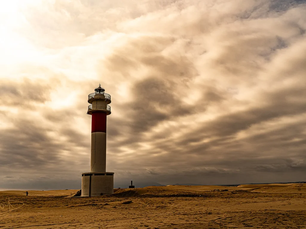 El Faro del Fangar y las nubes en el cielo sobre el Delta del Ebro que le dan un dramatisco curioso. Faro del Fangar en contrapicado