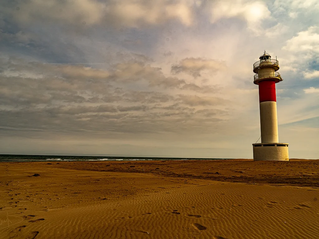 El Faro del Fangar y la visión que tiene a mar abierto. Otra vista del Faro
