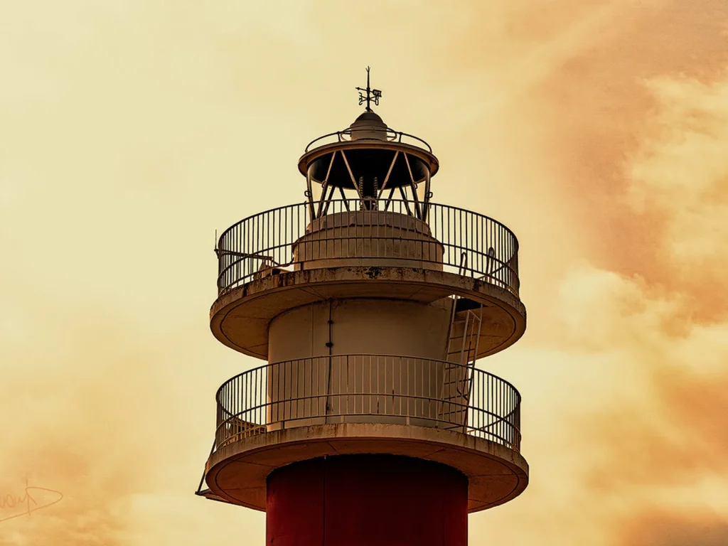 Se pueden observar con detalle los tres elementos que componen el Faro y que son vitales para la navegación. Parte superior del Faro del Fangar
